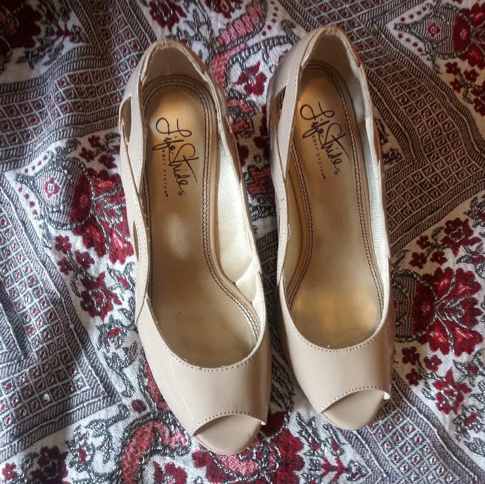 Ladies stylish meant for comfot Pumps.
